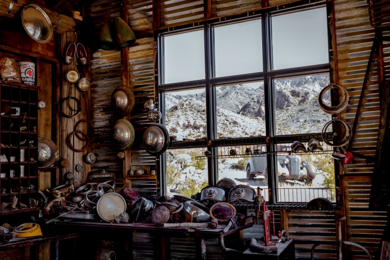 ecommerce-TOURRETTE LEVENS-min_shop_window_part_junk_abandoned-138873